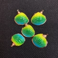 Pendentifs en forme de coquillage dégradé jaune, vert et bleu avec bordure dorée - Dégradé Bleu Vert Jaune (2)