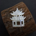 Vue macro d'un pendentif pagode multicouche sculpté en nacre naturelle irisée brillante - N°10 25x30mm