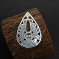 Vue détaillée du pendentif goutte d'eau creux en nacre blanche avec motifs sculptés - N°11 26x37mm