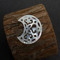 Perle de nacre sculptée en forme de croissant ajouré pour création de colliers DIY - N°16 23x27mm