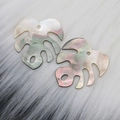 Monstera leaf pendant made of iridescent black mother of pearl shell for DIY jewelry - Leaf Shape
