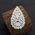 Pendentif irrégulier en nacre blanche en forme de poire avec des motifs floraux évidés - N°20 26x40mm