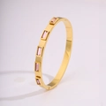 Détail du bracelet en acier titane doré orné de cinq zircons roses rectangulaires - Bracelet Jonc Zircon Saillant (Pierre Rose)
