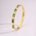 Détail d'un bracelet jonc en acier titane doré serti de cinq pierres vert émeraude - Bracelet Jonc Zircon Saillant (Pierre Verte)