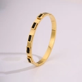 Détail du bracelet doré avec cinq pierres noires rectangulaires et fermoir invisible - Bracelet Jonc Zircon Saillant (Pierre Noire)