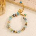 Détail du bracelet bohème en pierre avec pendentifs œil bleu et cœur doré - Bracelet Pendentif Cœur Œil d'Horus Pierre Naturelle