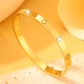 Titanium stalen armband met klaverontwerp en kristallen op stenen display - Goud