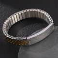 Macro-opname van de tweekleurige roestvrijstalen armband met een graveerbare metalen plaat - Tweekleurig (Goud & Zilver)