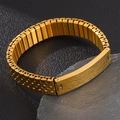 Macro-opname van flexibele gouden roestvrijstalen horlogeband armband met ID-plaatje - Goud