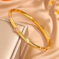 Λεπτομερής όψη από επιχρυσωμένο βραχιόλι 18k με ροζ κρυστάλλους σε πολυτελές σατέν ύφασμα - Χρυσό Βραχιόλι με Ροζ Ζιργκόν