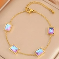 Vue macro détaillée du bracelet trèfle doré avec accents de cristaux arc-en-ciel rectangulaires - Style Carré Iridescent