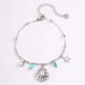 Vue détaillée du bracelet à breloques en acier argenté avec pendentifs coquillage et étoile - Bracelet Coquillage Argenté