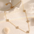 Collar de trébol dorado en acero de titanio con nácar blanco y cinco motivos florales - Oro Concha Blanca