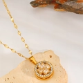 Gros plan du collier trèfle doré avec cristaux sur fond de pierre naturelle - Collier Pendentif Trèfle Zircon Blanc