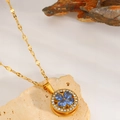 Vue macro détaillée d'un pendentif trèfle avec cristaux bleus et chaîne dorée élégante - Collier Pendentif Trèfle Zircon Bleu