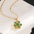 Detail der fünfblättrigen Goldkette mit grünen Zirkoniasteinen und Sternmitte - Grüne Zirkonia Blume Anhänger Halskette
