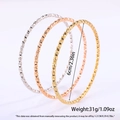 Detailansicht der dreiteiligen Stapelarmbänder mit facettierter Textur und 6 cm Durchmesser - Dreifarbiges Diamantschliff Set (Silber/Gold/Roségold)