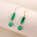 Boucles d'oreilles rétro cylindre en pierre émeraude avec crochets dorés sur présentoir - Style Cylindrique Vintage / Cylindre Vert