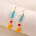 Boucles d'oreilles bohèmes en acier doré 18 carats avec perles bleues, rouges et jaunes - Style de Perles Cylindriques / Cylindre Turquoise Bleu