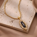 Détail du collier chaîne torsadée dorée vintage avec pendentif pierre noire carrée - Style Rectangulaire Creux / Collier Filigrane Or Zirconium Noir