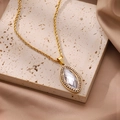 Vue macro d'un pendentif en cristal marquise sur une chaîne torsadée dorée - Marquise Style / Collier Oval Or Zirconium Transparent