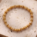 Détail d'un bracelet bohème en perles de céramique avec séparateurs en acier doré - Bracelet de Perles Jaunes
