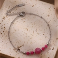 Vue détaillée d'un bracelet en argent avec des perles en pierre naturelle rose en dégradé - Rose