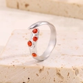 Vue détaillée d'une bague réglable en argent avec quatre zircons rouge orangé sur pierre - Argent / Zircon Rouge