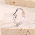 Vue détaillée d'une bague vague argentée avec cristaux sur une surface en pierre texturée - Argent / Zirconia Blanc