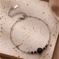 Bracelet en acier inoxydable argenté avec cristaux noirs facettés et détails de perles - Noir