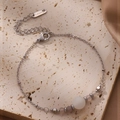 Bracelet en acier inoxydable perlé avec pierres naturelles sur socle de pierre - Blanc