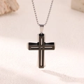 Dettaglio della collana a doppia croce in acciaio inossidabile con finitura nero e argento - Croce Doppio Strato Nero