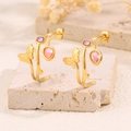 Détail de boucles d'oreilles papillon dorées en C avec zircons violets et roses - Modèle Papillon
