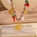 Detail van de kleurrijke gevlochten koordketting met zon-, maan- en kershangers op steen - Zon Hanger (XL229-1-4)