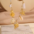 Détail du collier de plage tissé avec breloques d'étoile de mer, tortue d'or et perles - Collier Corde Blanche Pendentif Coquillage