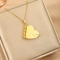 Dettaglio collana con medaglione a cuore a forma di libro su scatola portagioielli - Collana Libro Cuore Oro