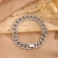 Détail du bracelet gourmette argenté serti de strass sur fond de pierre naturelle - Chaîne Cubaine Pavée / Argent