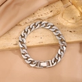 Detalle de pulsera de cadena cubana plateada con diamantes de imitación y cierre - Eslabón Cubano con Engaste por Intervalos / Plateado