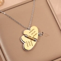 Détail du médaillon coeur gravé Whenever you feel unworthy remember you are priceless en acier - Two-Tone Heart Message / Or & Argent