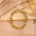 Vue détaillée du bracelet gourmette doré avec maillons sertis de diamants brillants - Gourmette Cubaine Ajourée Iced Out / Or