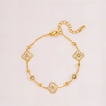 Makro-Detail des goldenen Kleeblatt-Armbands mit weißem Inlay und Zirkonia-Kristallen - Gold Vierblättriges Kleeblatt Stil
