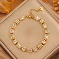 Détail du bracelet en acier inoxydable doré avec zircons sur un plateau à bijoux - Bracelet Zirconium Blanc Carré Or