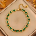 Détail d'un bracelet doré en acier inoxydable avec pierres vertes et fermoir mousqueton - Bracelet Zirconium Vert Carré Or