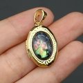 Vue détaillée du médaillon ovale en laiton avec nacre d'abalone et motifs gravés fins - Pendentif Uniquement (Sans Chaîne) - Coquille d'Abalone