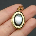 Détail macro d'un médaillon ovale en or avec nacre irisée et texture ondulée - Pendentif Uniquement (Sans Chaîne) - Nacre Noire
