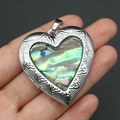 Ciondolo a cuore in madreperla colorata con cornice in metallo retrò e incisioni argento - Solo ciondolo