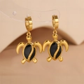 Boucles d'oreilles tortue dorées avec émail noir et anneaux en acier inoxydable - Tortue de mer / Noir