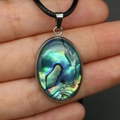 Colgante ovalado de concha de abulón con texturas de arco iris y borde de metal plateado - Collar de Concha de Abulón / 19x30mm