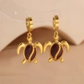 Boucles d'oreilles créoles en acier doré avec pendentifs tortue en émail rouge - Tortue de mer / Rouge Foncé