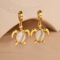 Boucles d'oreilles tortue en acier titane doré avec incrustation effet marbre blanc - Tortue de mer / Blanc